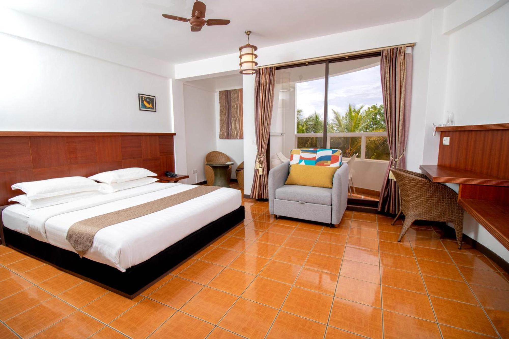 Rashu Hiyaa Hotel Dhiffushi Exterior photo